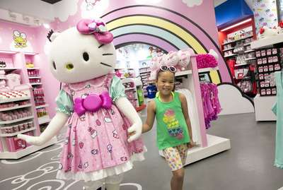 Hello Kitty Universal Orlando little girl L1ADe4